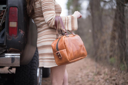 HOFFMAN LEATHER CROSSBODY BAG - CARAMEL