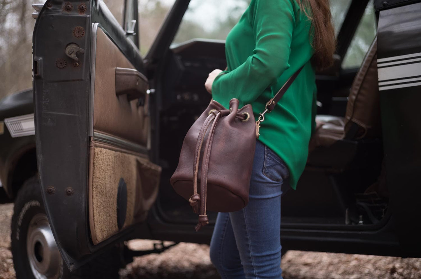 LEATHER BUCKET BAG - MEDIUM - MOCHA