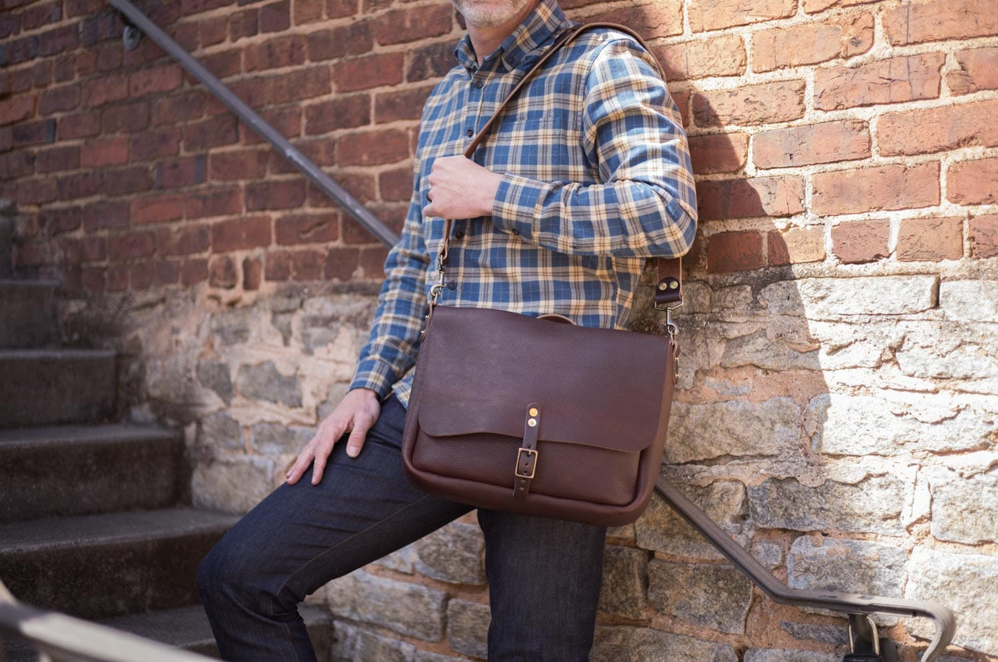 STEPHEN LEATHER MESSENGER BAG - SMALL - MOCHA