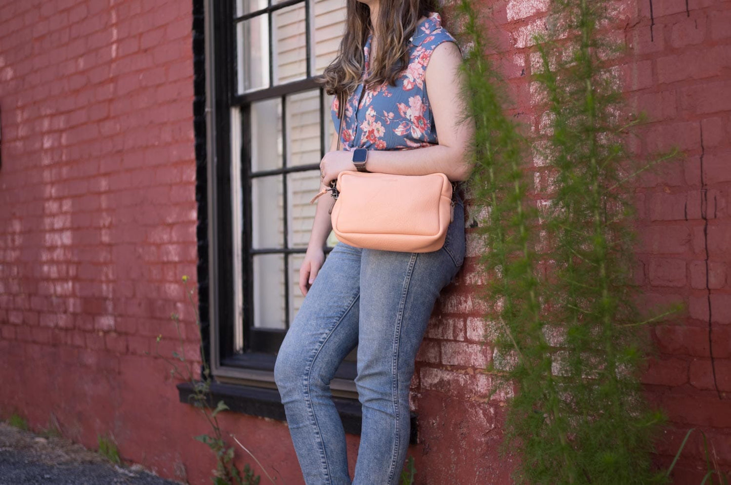 SARAH LEATHER CROSSBODY - PEACH FUZZ