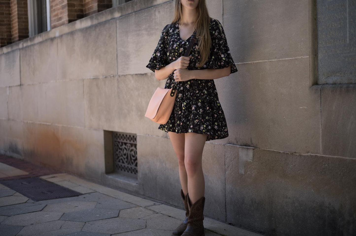 KINDLE LEATHER SATCHEL - PEACH FUZZ