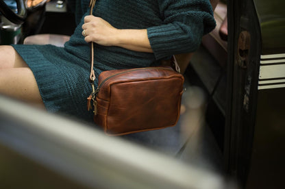 SARAH LEATHER CROSSBODY - WHISKY BISON