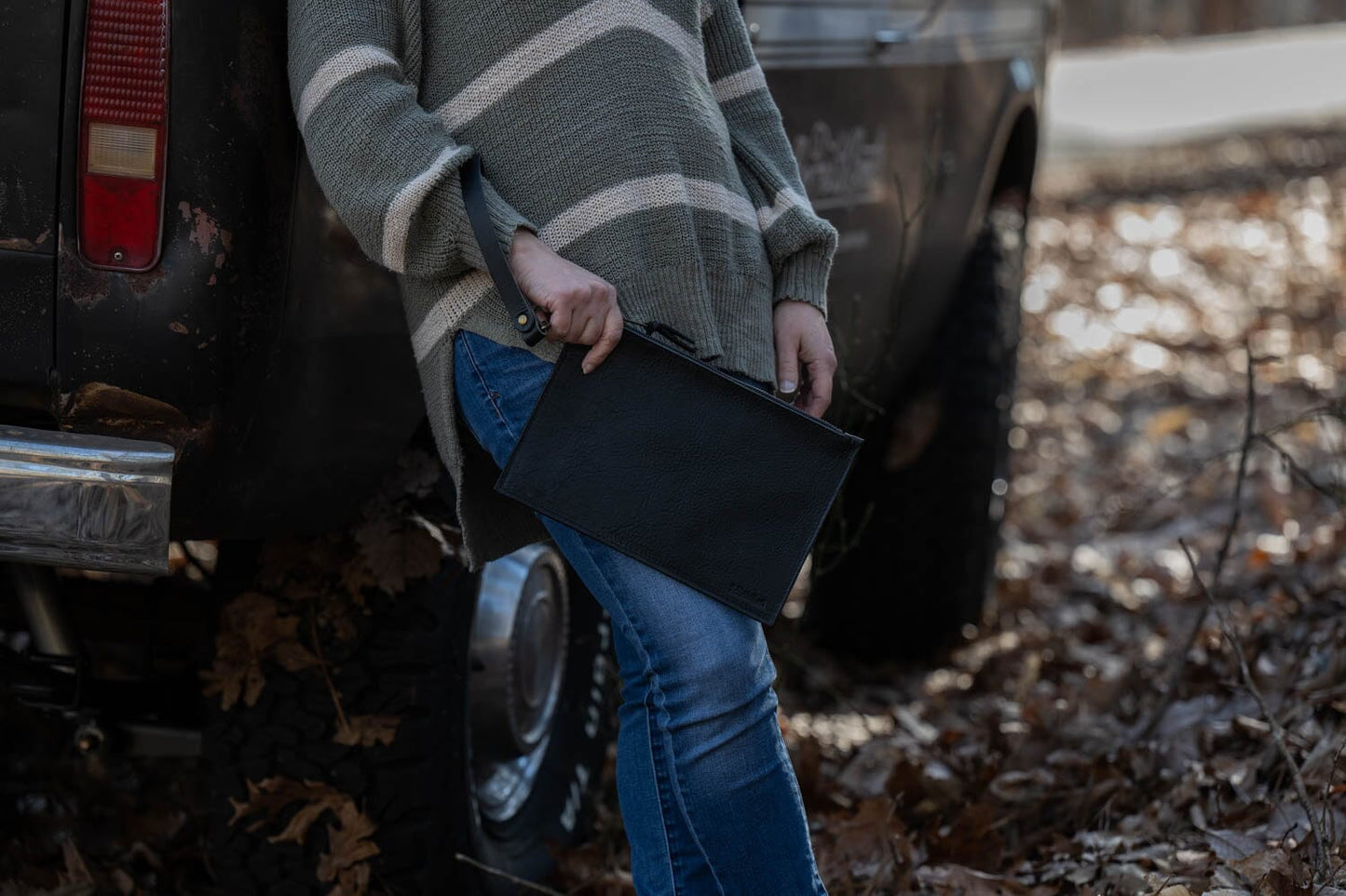 FELICITY ZIPPERED CLUTCH WITH WRISTLET SMALL - BLACK BISON