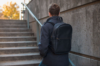 CLASSIC ZIPPERED LEATHER BACKPACK